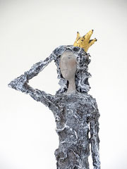 Figur aus Papiermache  - montiert auf geölten Sockel aus Eiche, Krone gebrochen blattvergoldet - Größe ca. 51 cm  - Titel: Stolz -verkauft-