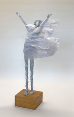 Filigrane Skulptur im Wind - montiert auf geölten Sockel aus  massiver Eiche - Größe ca. 42 cm - ohne Titel