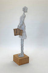 Puristische, helle Skulptur aus Pappmache/mixed media mit Koffern - Serie: Bon voyage - montiert auf geölten Sockel aus Eiche - Größe der Skulptur inklusive Sockel : ca. 41x11x11  cm -verkauft-  