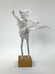 Schlichte,filigrane Skulptur aus Pappmache - montiert auf geölten Sockel aus Eiche - Größe der Skulptur inklusive Sockel : ca. 40 x 27 x 21 cm  - Titel:Wind aus wechselnden Richtungen