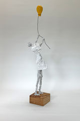 Filigrane, monochrome Skulptur aus Pappmache mit Ballon  im Wind- montiert auf geölten Sockel aus Eiche - Größe ca. 38 cm bis zum Kopf der Figur, 59 cm bis zum Ballon  - ohne Titel