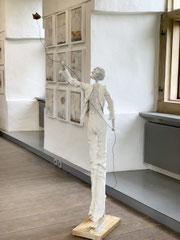 Bodengroße Skulptur - mixed media - Größe der Skulptur inklusive Sockel : ca. 143 x 80 x 60 cm/bis Fisch 180 cm - Titel: Luftige Gedanken