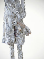Filigrane, graue Skulptur aus Pappmache mit Krone und Teddybär - montiert auf geölten Sockel aus Eiche - Größe der Skulptur inklusive Sockel : ca. 38  - Titel: König König, der Niedliche -verkauft- -verkauft-