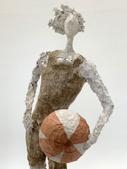Monochrome, filigrane Skulptur/mixed media mit Wasserball  - montiert auf geölten Sockel aus Eiche - Größe der Skulptur inklusive Sockel : ca. 39 cm -  Ohne Titel