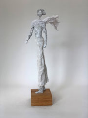 Dynamische, grau  Skulptur - mixed media - montiert auf geölten Sockel aus Eiche