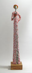 Große, aufwändig gestaltete Skulptur aus Pappmache - montiert auf geölten Sockel aus Eiche - Größe ca. 76 cm  - Titel: Concierge mit Kaktus -verkauft-