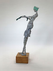 Filigrane, graue Skulptur aus Pappmache- montiert auf geölten Sockel aus Eiche - Größe der Skulptur inklusive Sockel : ca. 40 - Titel: König König, der Kräftige