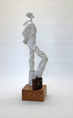 Puristische, helle Skulptur aus Pappmache/mixed media mit Koffer - Serie: Bon voyage - montiert auf geölten Sockel aus Eiche - Größe der Skulptur inklusive Sockel : ca. 40 cm -verkauft-