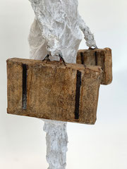 Puristische, helle Skulptur aus Pappmache/mixed media mit Koffern - Serie: Bon voyage - montiert auf geölten Sockel aus Eiche - Größe der Skulptur inklusive Sockel : ca. 41x11x11  cm -verkauft-  