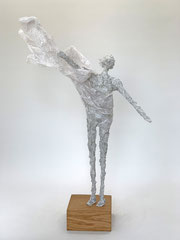Schlichte, filigrane Skulptur aus Pappmache - montiert auf geölten Sockel aus Eiche - Größe der Skulptur inklusive Sockel : ca. 40 cm  - ohne Titel