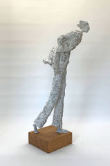 Puristische,  filigrane Skulptur/mixed media mit  einer interessanten, grob durchbrochenen Oberfächenstruktur.- montiert auf geölten Sockel aus Eiche - Größe der Skulptur inklusive Sockel : ca. 54 cm - Titel: Schlendernder