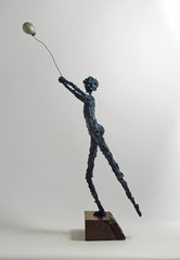 Skulptur aus Pappmache mit Bronzepatina - montiert auf geölten Sockel ausfranzösischem Nussbaum - ca. 42 cm (Figurhöhe), 52 cm (Ballonhöhe)  - Titel: Der silberne Ballon -verkauft-