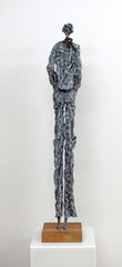 Große Skulptur aus Pappmache -  montiert auf Sockel aus geölter stabverleimter Eiche - Größe ca. 110 cm  - Titel: Bohème -verkauft-