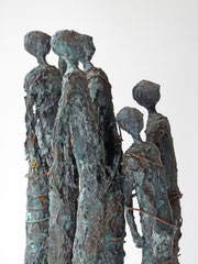 Skulpturengruppe aus Papiermache und Draht mit Bronze-Eisen-Patina - montiert auf einen massiven Sockel auf geölter Eiche - Größe ca.:  19x19x64 cm (LxBxH) - Titel: Quantified self -verkauft-  