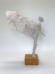 Schlichte,  Skulptur aus Pappmache mit wehendem Gewand - montiert auf geölten Sockel aus Eiche - Größe der Skulptur inklusive Sockel : ca. 39 cm -verkauft-