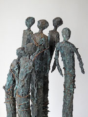 Skulpturengruppe aus Papiermache und Draht mit Bronze-Eisen-Patina - montiert auf einen massiven Sockel auf geölter Eiche - Größe ca.:  19x19x64 cm (LxBxH) - Titel: Quantified self  -verkauft-  