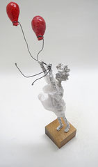 Eine filigrane Figur mit wehendem Kleid hält zwei Ballons in unterschiedlichen Rottönen  - Größe der Skulptur inklusive Sockel : ca. 49 bis zum Ballon, 39 cm bis zur Figur  - Titel: Standhalten-verkauft-