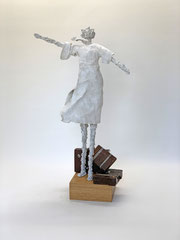 Puristische, helle Skulptur aus Pappmache/mixed media mit Koffern - Serie: Bon voyage - montiert auf geölten Sockel aus Eiche - Größe der Skulptur inklusive Sockel : ca. 48x26x17 cm -verkauft- 
