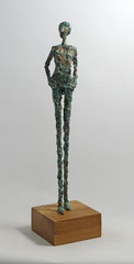 Skulptur aus Pappmache mit türkisgrüner Kupferpatina - montiert auf geölten Sockel aus Eiche - Größe ca. 47x7x5 cm (HxBxT)  - ohne Titel -verkauft-  
