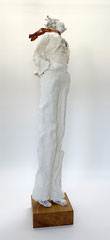 Eine große, schlichte Skulptur (mixed media) mit wehendem Schal - Größe der Skulptur inklusive Sockel : ca. 72 cm  - Titel: Lässig