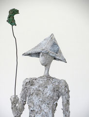 Filigrane, graue Skulptur aus Pappmache mit Koffer und Hut - montiert auf geölten Sockel aus Eiche - Größe der Skulptur inklusive Sockel : ca. 55  - Titel: Reise nach andernorts - verkauft-