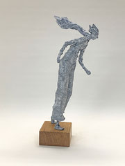 Dynamische, grau  Skulptur aus Pappmache mit wehendem Schal - montiert auf geölten Sockel aus Eiche - Größe der Skulptur inklusive Sockel : ca. 43 cm - Titel: Gehender im Wind
