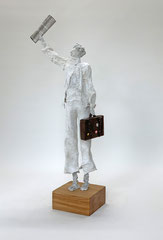 Puristische, helle Skulptur aus Pappmache/mixed media mit Koffer und Zeitung - Serie: Bon voyage - montiert auf geölten Sockel aus Eiche - Größe der Skulptur inklusive Sockel : ca. 47x18x10 cm -verkauft-  