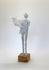 Poetische, filigrane Skulptur aus Pappmache / mixed media montiert auf geölten Sockel aus Eiche - Größe der Skulptur inklusive Sockel : ca. 38 cm - Titel: Die Böe