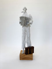 Puristische, helle Skulptur aus Pappmache/mixed media mit Koffer und Zeitung - Serie: Bon voyage - montiert auf geölten Sockel aus Eiche - Größe der Skulptur inklusive Sockel : ca. 39 cm -verkauft- 