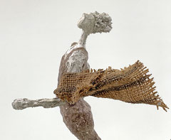 Monochrome, filigrane Skulptur/mixed media  - montiert auf geölten Sockel aus Eiche - Größe der Skulptur inklusive Sockel : ca. 39 cm - Titel: Strandläufer