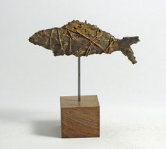 Fisch-Skulptur aus Pappmache mit Eisenpatina-  montiert auf geölten Sockel aus Eiche - Länge : ca. 17 cm, Höhe ca: 18 cm  - ohne Titel -verkauft-