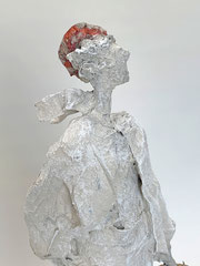 Puristische, helle Skulptur aus Pappmache/mixed media mit Koffer - Serie: Bon voyage - montiert auf geölten Sockel aus Eiche - Größe der Skulptur inklusive Sockel : ca. 34 cm  -verkauft- 