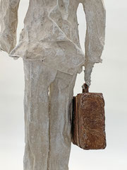 Schlichte, helle Skulptur aus Pappmache/mixed media mit Koffer  - Serie: Bon voyage - montiert auf geölten Sockel aus Eiche - Größe der Skulptur inklusive Sockel : ca. 44 cm   -verkauft-