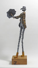  Skulptur aus Pappmache  - montiert auf geölten Sockel aus Eiche - Größe ca. 46 cm  - Titel: Spaziergang im Regen  -verkauft-