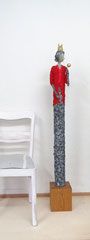 Große Königin-Skulptur aus Pappmache -  montiert auf Sockel aus geölter massiver Eiche - Größe ca. 145 cm  - Titel: königliche Mahlzeit