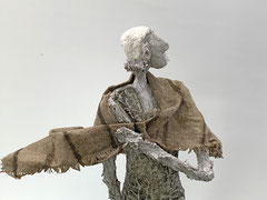 Puristische, monochrome, zeitgenössische Skulptur mit Boot und Badekappe aus Pappmache/mixed media - montiert auf geölten Sockel aus Eiche - Größe: 60 cm - Titel: Der weite Blick