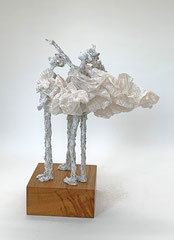 Schlichte, filigrane weiße  Skulpturengruppe aus Pappmache mit wehendem Gewand - montiert auf geölten Sockel aus Eiche - Größe der Skulptur inklusive Sockel : ca. 33 cm - Titel: Kraniche -verkauft-