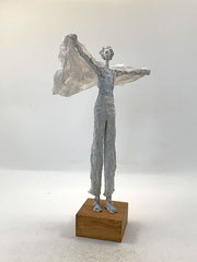 Filigrane Skulptur aus Pappmache / mixed media montiert auf geölten Sockel aus Eiche - Größe der Skulptur inklusive Sockel : ca. 43 cm - Titel: Frei - ausgestellt Galerie Tobien/Husum