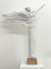 Große, helle Skulptur aus Pappmache mit wehendem Gewand - montiert auf geölten Sockel aus Eiche- Größe der Skulptur inklusive Sockel : ca. 81 cm -verkauft-