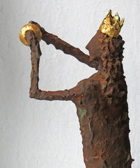 Skulptur  Pappmache mit Eisenpatina (Detail) - Krone und Kugel gebrochen  blattvergoldet - montiert auf Sockel aus geölter Eiche - Größe ca. 49 cm -Titel: königliche Ballspiele - verkauft