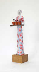 Aufwändige Skulptur aus Pappmache mit buntem Kleid und Blumen - montiert auf geölten Sockel aus  massiver Eiche - Größe ca. 36cm  - Titel: Gärtnern macht glücklich! -verkauft-