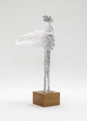 Schlichte, weiße  Skulptur aus Pappmache mit wehendem Gewand - montiert auf geölten Sockel aus Eiche - Größe der Skulptur inklusive Sockel : ca. 37 cm -verkauft-