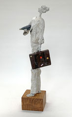 Schlichte, helle Skulptur aus Pappmache/mixed media mit Koffer und Regenschirm - Serie: Bon voyage - montiert auf geölten Sockel aus Eiche - Größe der Skulptur inklusive Sockel : ca. 37 cm -verkauft-