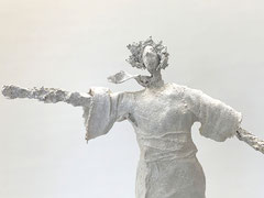 Puristische, helle Skulptur aus Pappmache/mixed media mit Koffern - Serie: Bon voyage - montiert auf geölten Sockel aus Eiche - Größe der Skulptur inklusive Sockel : ca. 48x26x17 cm -verkauft- 
