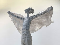 Filigrane Skulptur aus Pappmache / mixed media montiert auf geölten Sockel aus Eiche - Größe der Skulptur inklusive Sockel : ca. 43 cm - Titel: Frei - ausgestellt Galerie Tobien/Husum
