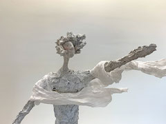 Schlichte, filigrane Skulpturen im Wind  aus Papiermache/mixed media - montiert auf geölten Sockel aus Eiche- Größe ca. 49  cm  -  ohne Titel