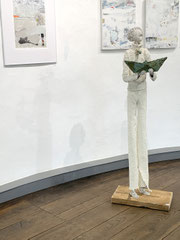 Bodengroße Skulptur mit kleinem, kupferpatiniertem Boot - mixed media - Größe der Skulptur inklusive Sockel : ca. 143 x 30 x 24 cm - Titel: Auf der Suche nach den glücklichen Inseln