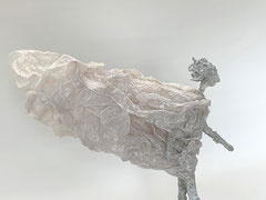 Schlichte,  Skulptur aus Pappmache mit wehendem Gewand - montiert auf geölten Sockel aus Eiche - Größe der Skulptur inklusive Sockel : ca. 39 cm 
