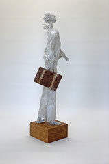 Schlichte, helle Skulptur aus Pappmache/mixed media mit Koffer  - Serie: Bon voyage - montiert auf geölten Sockel aus Eiche - Größe der Skulptur inklusive Sockel : ca. 44 cm   -verkauft-
