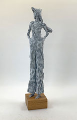 Schlichte, graue Skulptur, mixed media  - montiert auf geölten Sockel aus Eiche - Größe der Skulptur inklusive Sockel : ca. 50 cm - Titel: mon capitaine!   